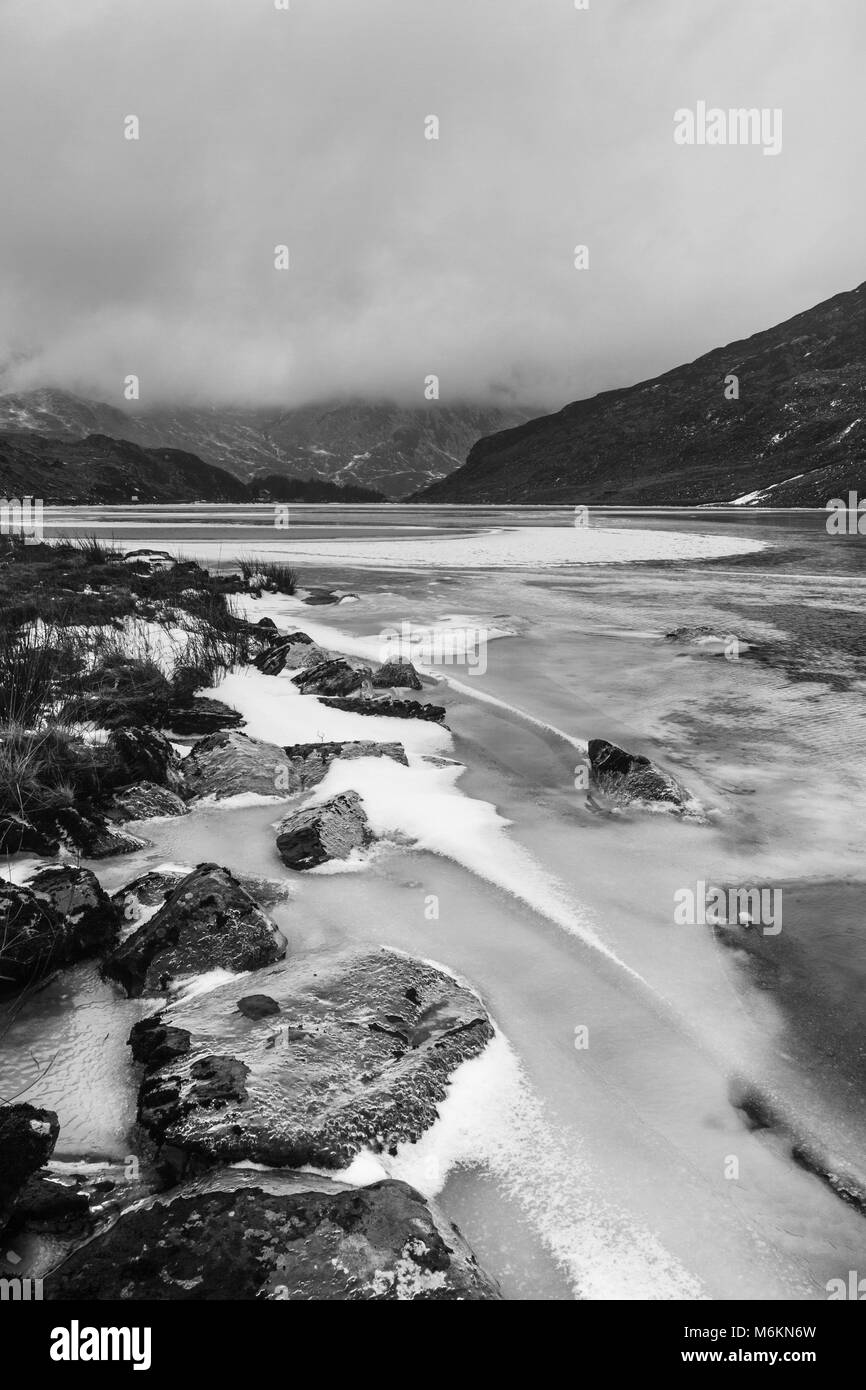 Llyn Ogewn im Winter eingefroren, wenn 2018 Stockfoto