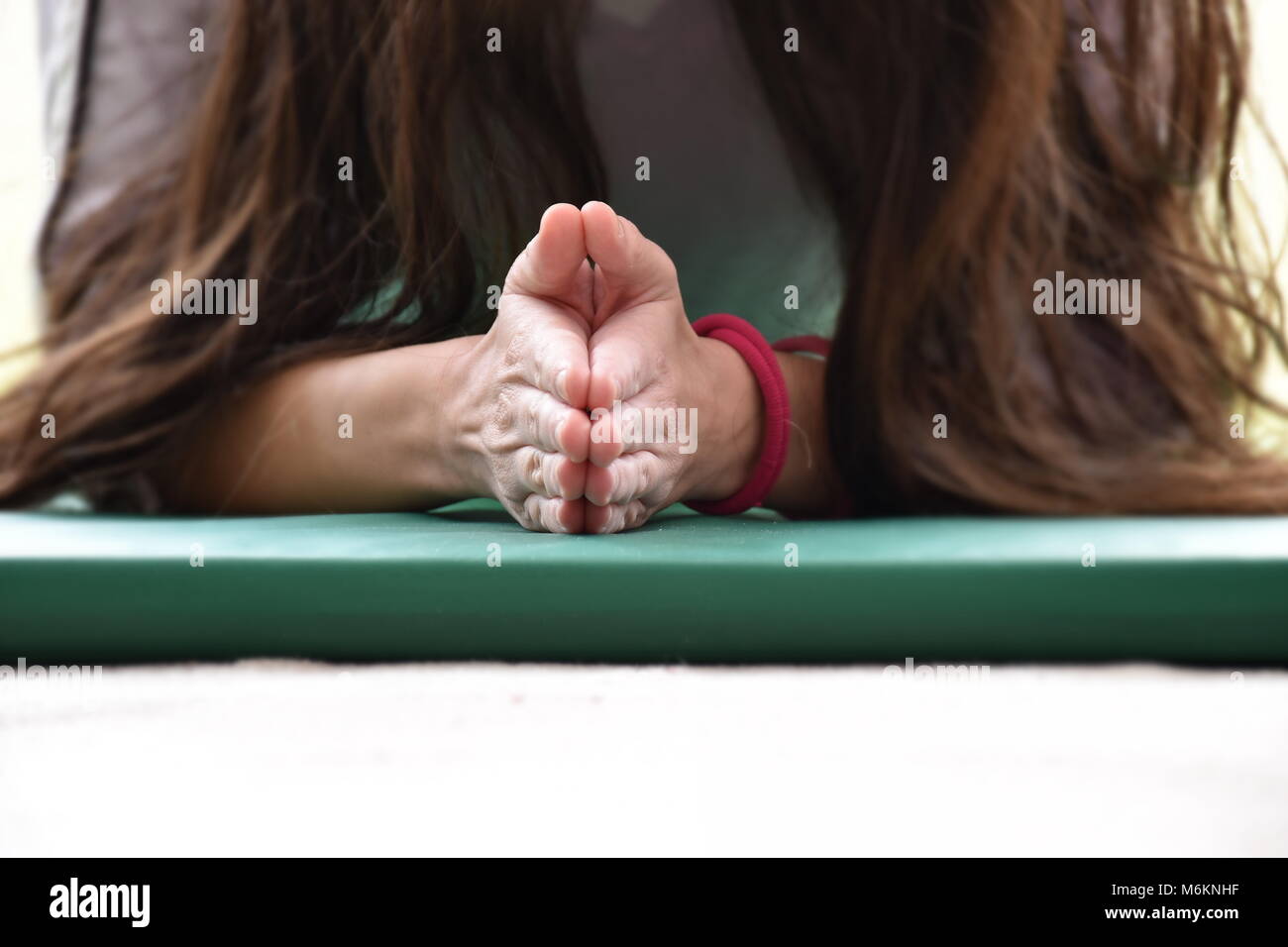 Junge Frau beim yoga Stockfoto