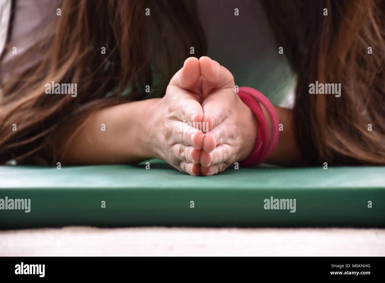 Junge Frau beim yoga Stockfoto