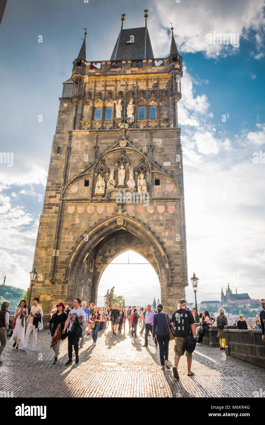 Menschen auf der Karlsbrücke in Prag Stockfoto