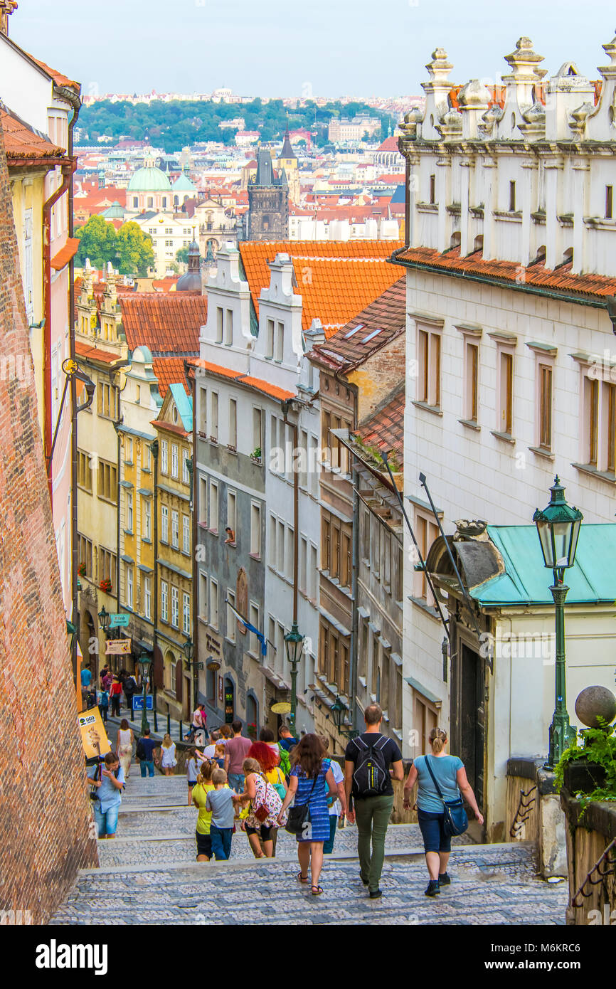 Touristen auf der Straße außerhalb des Prager Burg Stockfoto