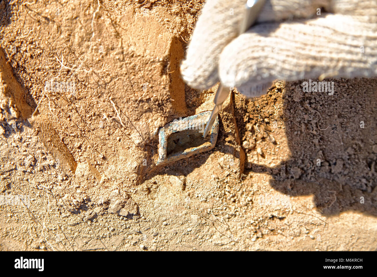 Die Phase der archäologischen Arbeit - clearing Die Bronzetafel mit einem scharfen Skalpell. Die Genauigkeit und Präzision der Archäologe arbeiten Stockfoto