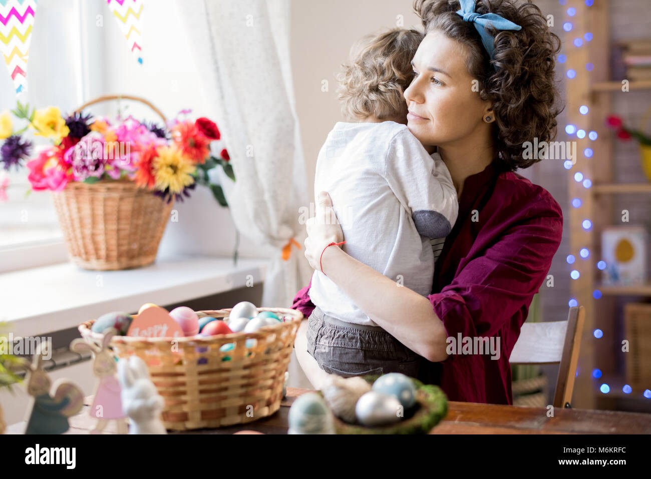 Liebevolle Familie feiern Ostern Stockfoto