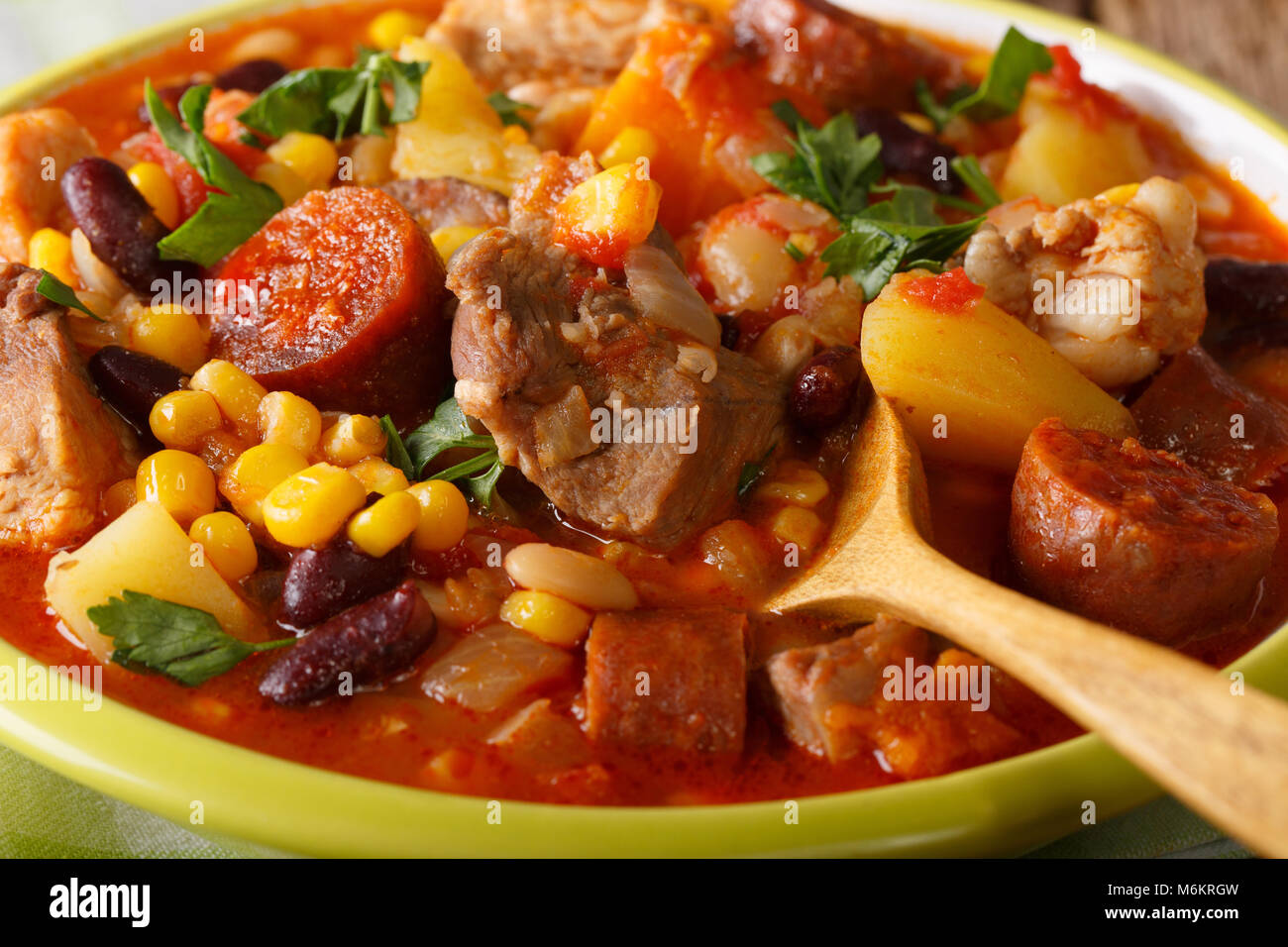 kap-verde-essen-cachupa-mit-fleisch-chorizo-und-gem-se-makro-in-eine