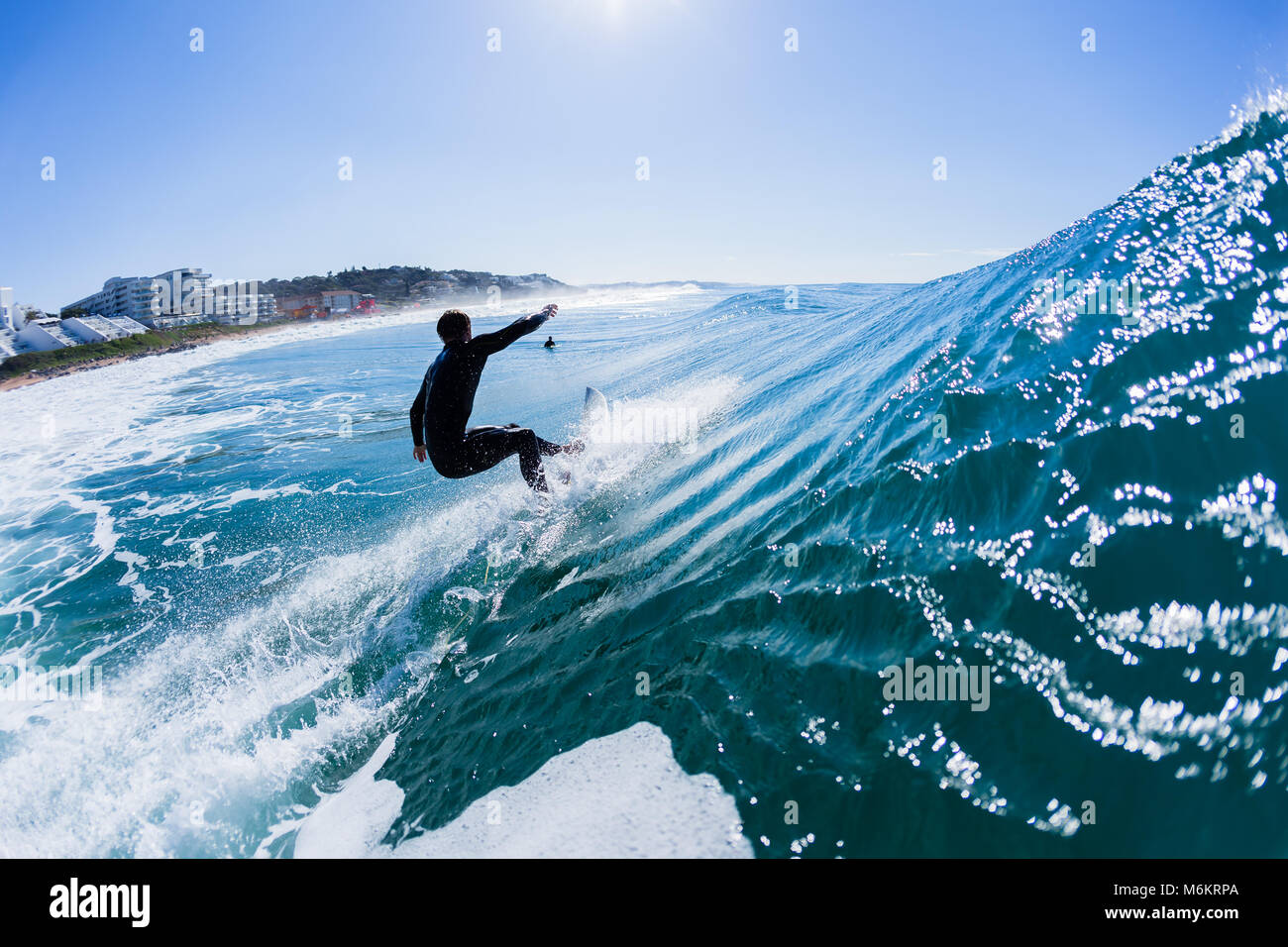 Surfen Surfer reitet Ocean Wave hinten Wasser Aktion Foto nicht identifiziert. Stockfoto
