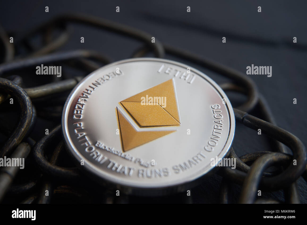 Silber Astraleums Münze liegen auf dem grauen Stein und Kupfer Kette Hintergrund. Cryptocurrency graben, Blockchain und Netzwerk Konzept, selektive konzentrieren. Stockfoto