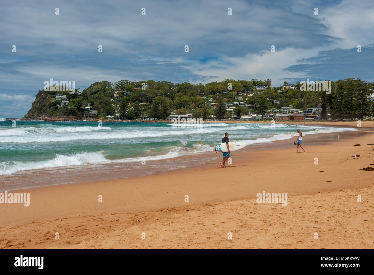 Surfer und beachgoer am Strand, in Avoca Beach. Australien Stockfoto