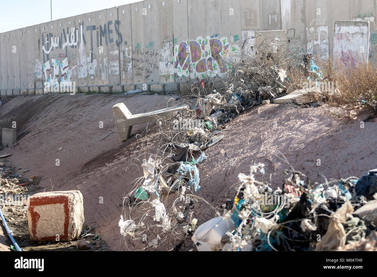Kalandia, Palästina, 12. Januar 2011: eine Betonwand von Israel gebaut zu stoppen, die Palästinenser in Ostjerusalem pendeln. Stockfoto