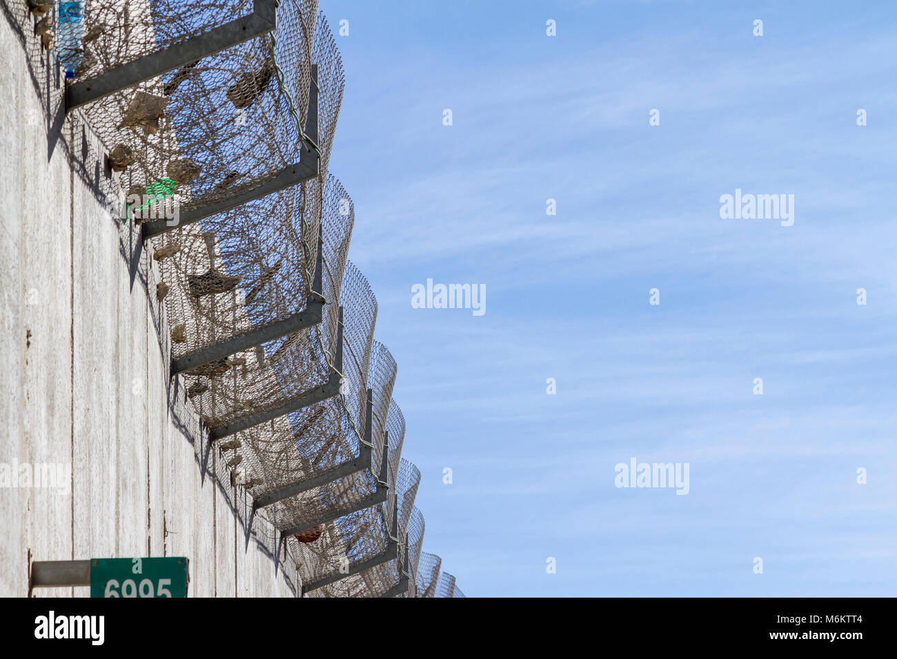 Jerusalem, Israel, November 23, 2010: eine Betonwand von Israel gebaut Westjordanland Palästinenser aus Pendeln in Ost-Jerusalem zu stoppen. Stockfoto