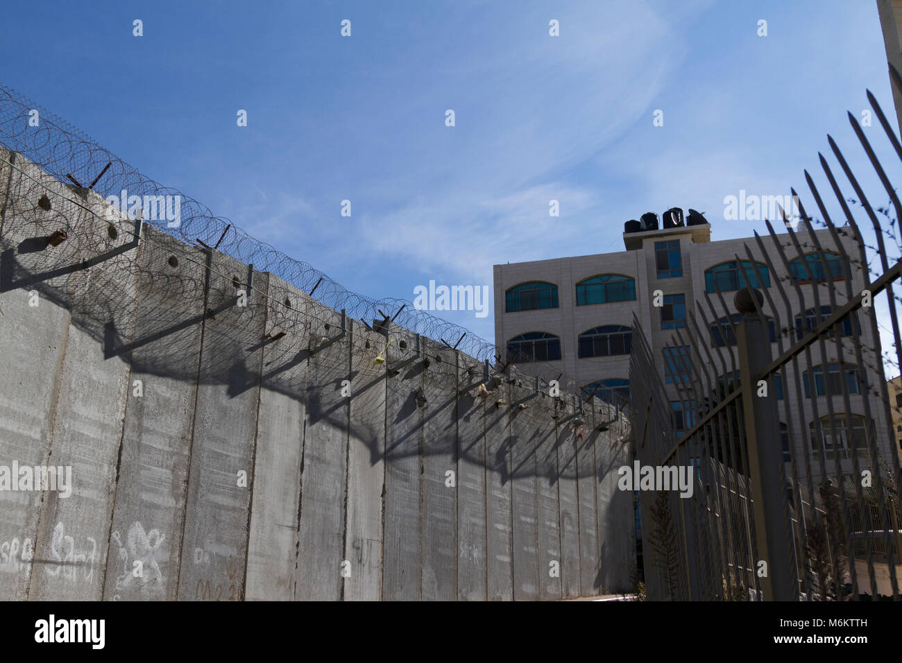Jerusalem, Israel, November 23, 2010: eine Betonwand von Israel gebaut Westjordanland Palästinenser aus Pendeln in Ost-Jerusalem zu stoppen. Stockfoto