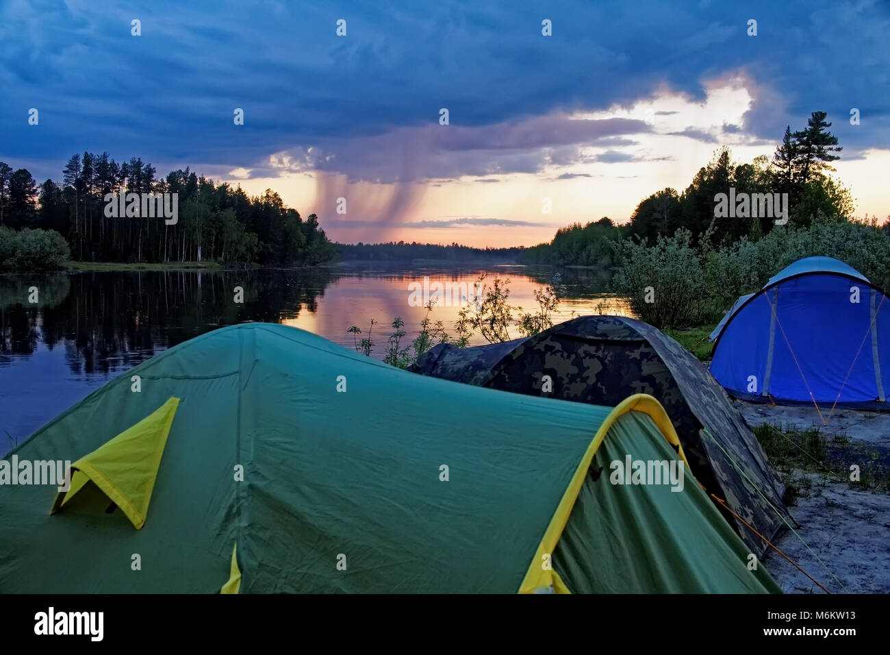 Sommerabend, ein kleines Camp auf der Bank eines Taiga Fluss in Sibirien. Ein Sturm nähert, eine Wolke am Horizont, von dem Regen ist po sichtbar Stockfoto