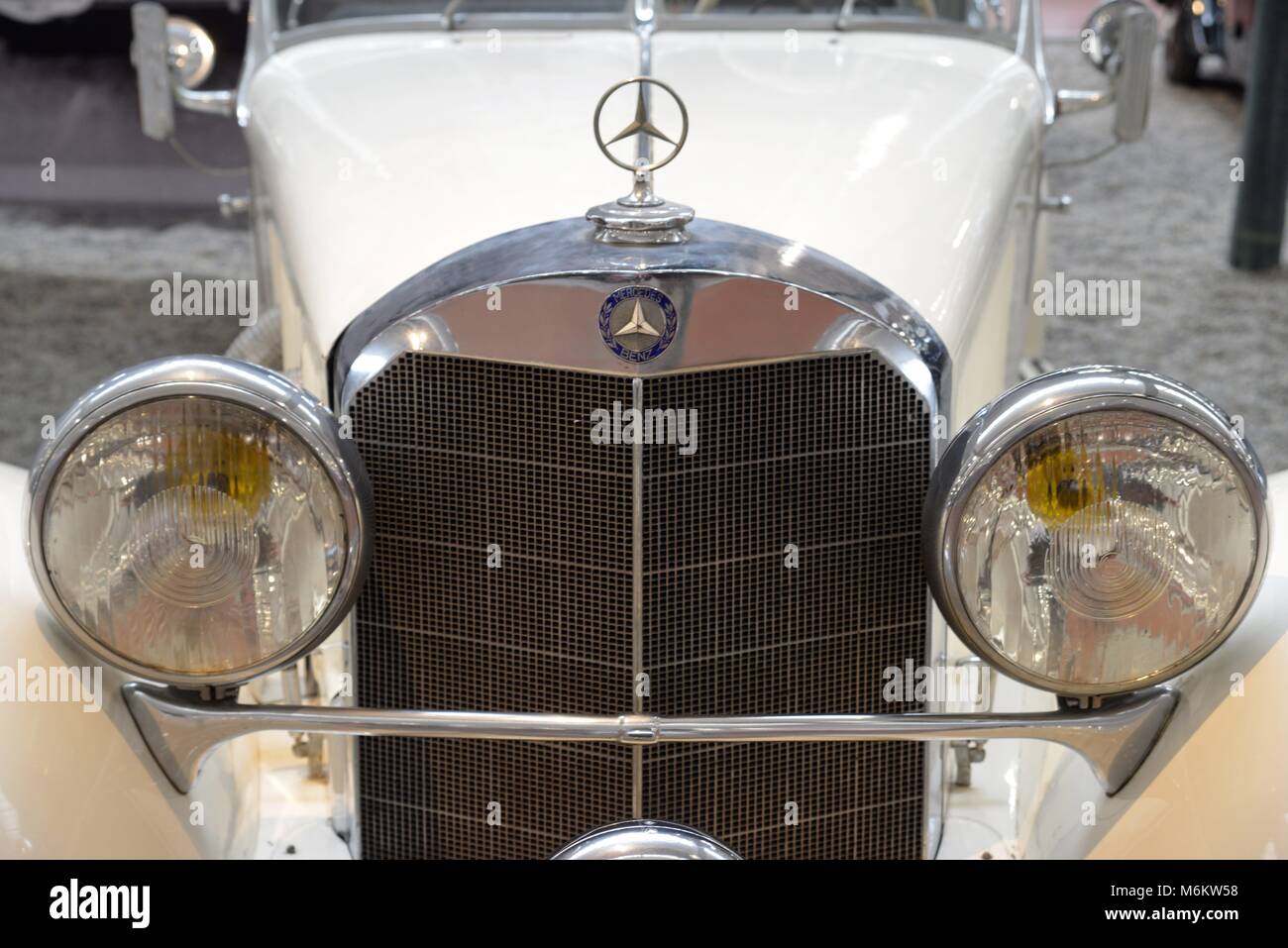 Mercedes 540 K auf dem Parkplatz des Museums Cité de l'Automobile in Mulhouse ausgestellt wird. | Verwendung weltweit Stockfoto