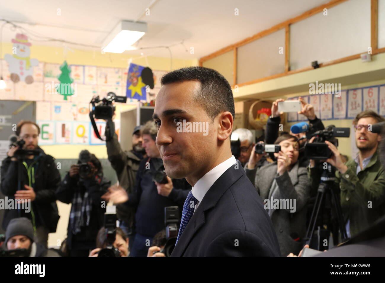 Pomigliano D'Arco, Italien. 04 Mär, 2018. Der Führer und Premier Kandidat der Movimento 5 Stelle Luigi Di Maio in Pomigliano D'Arco bei der Abstimmung. Credit: Salvatore Esposito/Pacific Press/Alamy leben Nachrichten Stockfoto