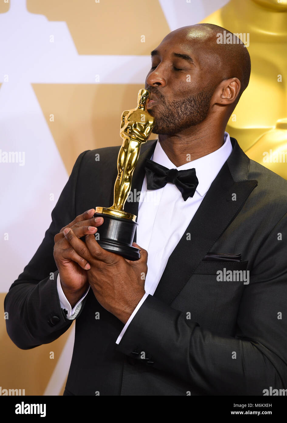 Kobe Bryant mit seinem besten animierten Kurzfilm Oscar für Liebe BasketBall in der Presse an der 90th Academy Awards gehalten an der Dolby Theatre in Hollywood, Los Angeles, USA. Stockfoto