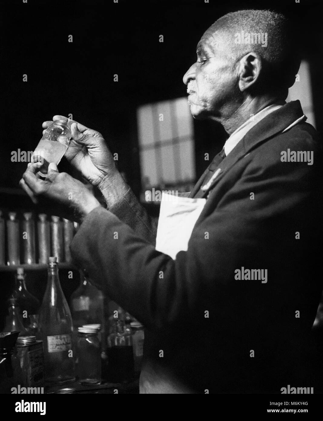 Dr. George Washington Carver (1864-1943) War Ein Amerikanischer  Wissenschaftler, Botaniker, Erzieher, Und Erfinder Für Seine Erforschung  Alternativer Kulturen Bekannt, Baumwolle, Wie Erdnüsse, Sojabohnen Und  Süßkartoffeln. Er Wollte Die Armen Bauern ...