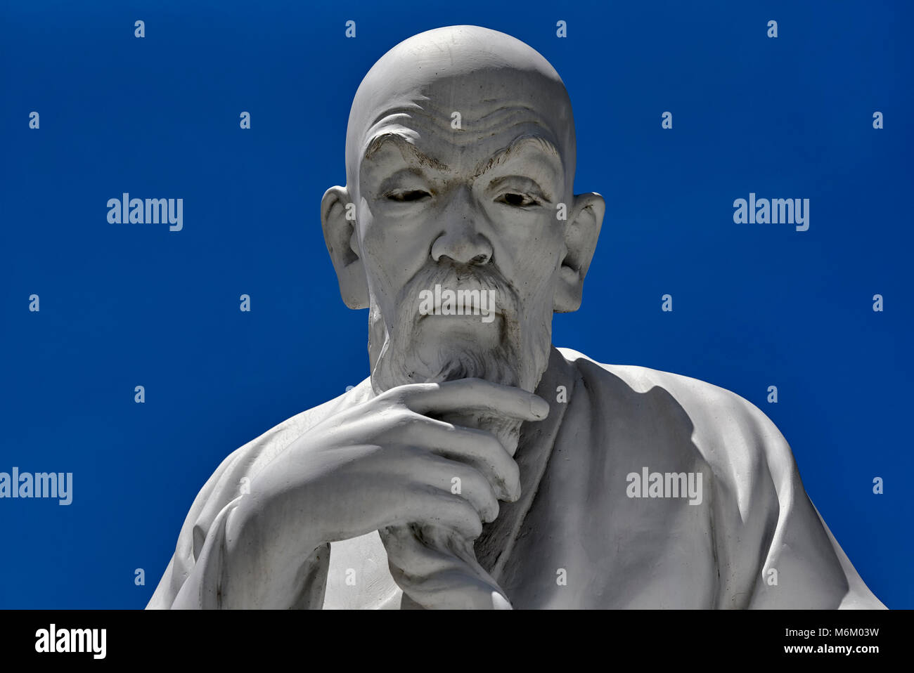 Old man statue -Fotos und -Bildmaterial in hoher Auflösung – Alamy