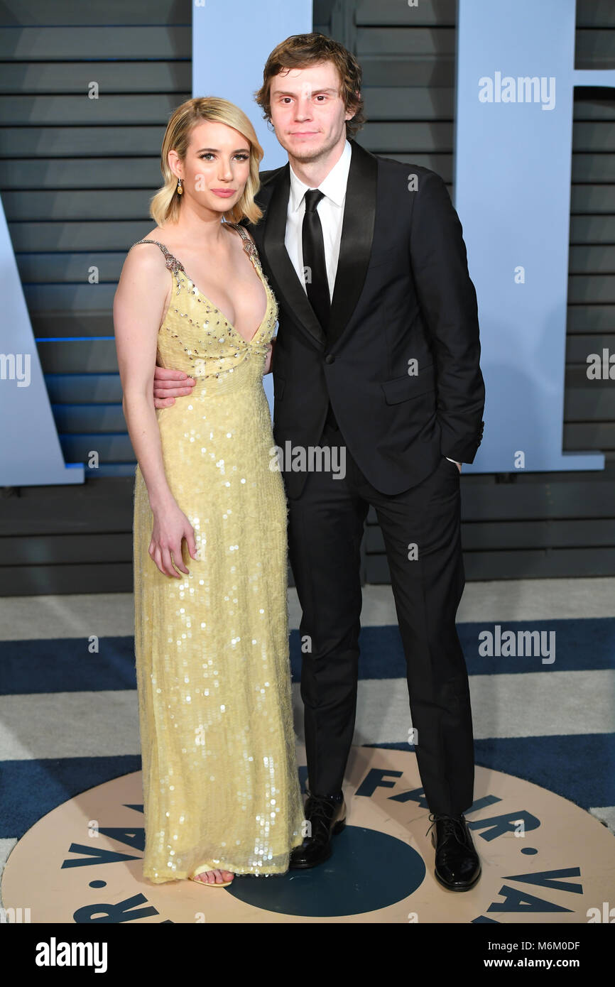 Emma Roberts Und Evan Peters Ankunft Auf Dem Vanity Fair Oscar Party In Beverly Hills Los Angeles Usa Statt Stockfotografie Alamy