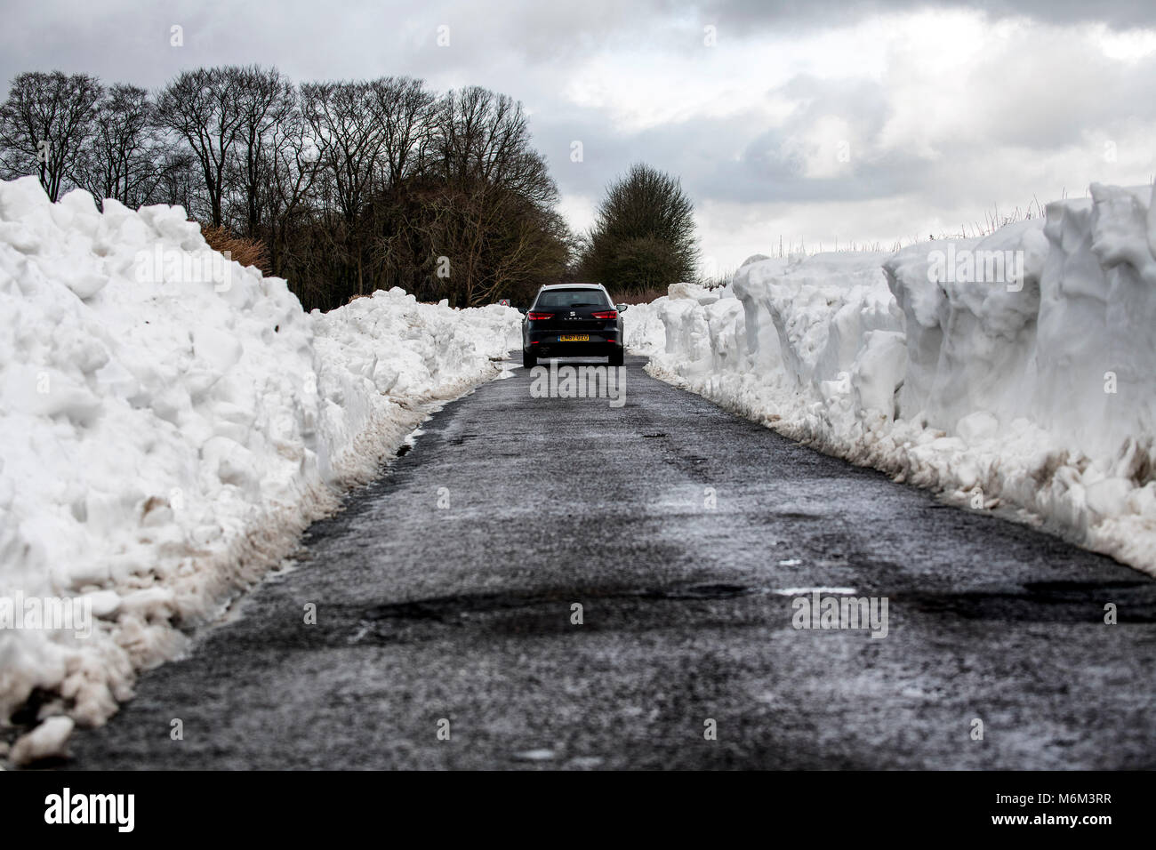 Straßen rund um Bad in Somerset bleiben wegen Schnee oder teilweise als der Sturm Emma Tauwetter weiterhin gelöscht, geschlossen. Stockfoto