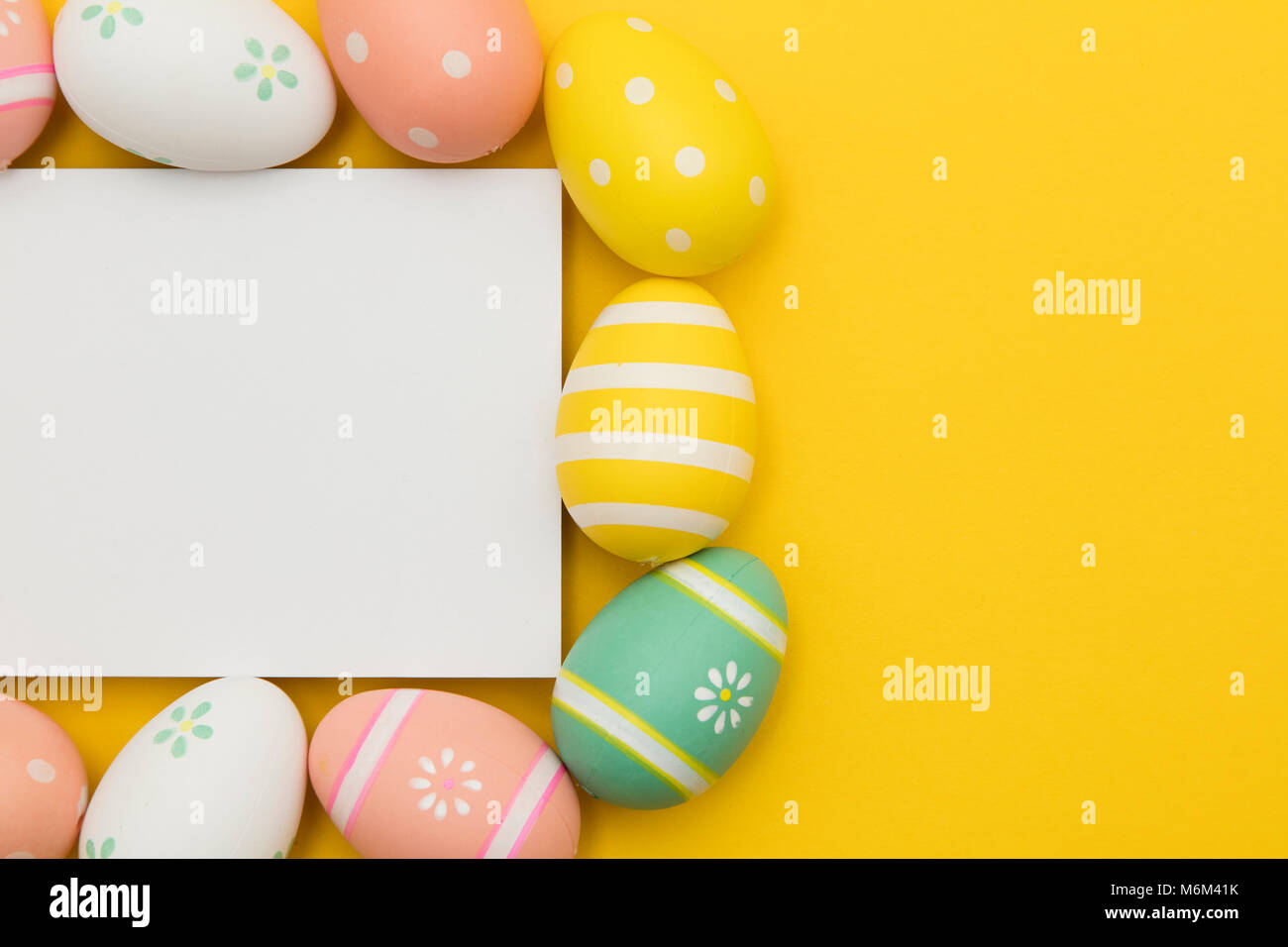 Ostern Hintergrund. Pastellfarbenen Ostereier mit einem leeren white label eingerichtet. Stockfoto