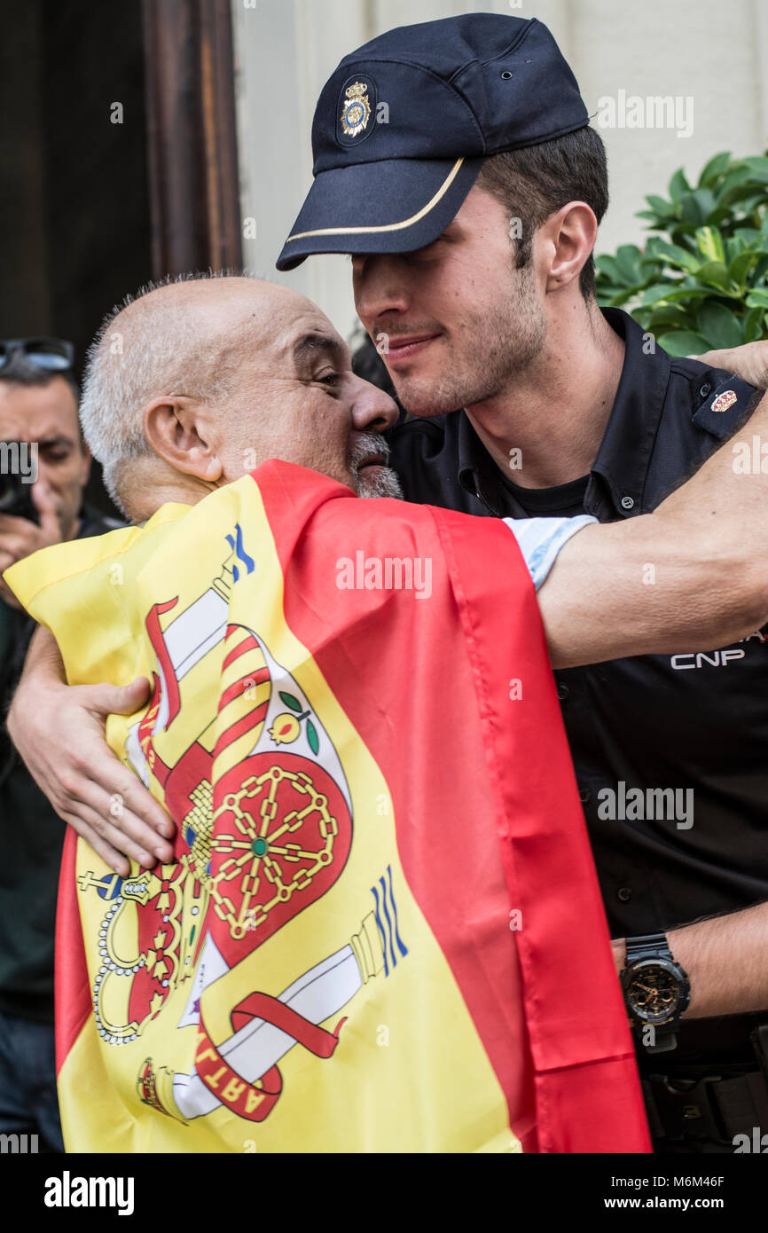 Manifestante por la Unidad de España abraza un Policía Nacional de la concentración por la Unidad de España con Motivo del Referendum del 1 de octub Stockfoto