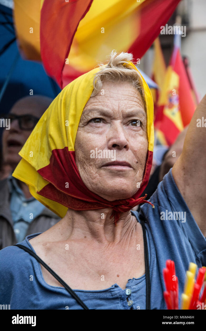 Manifestante concetración de en la Plaza Sant Jaume de Barcelona por la Unidad de España con Motivo del Referendum del 1 de Mayo. Stockfoto