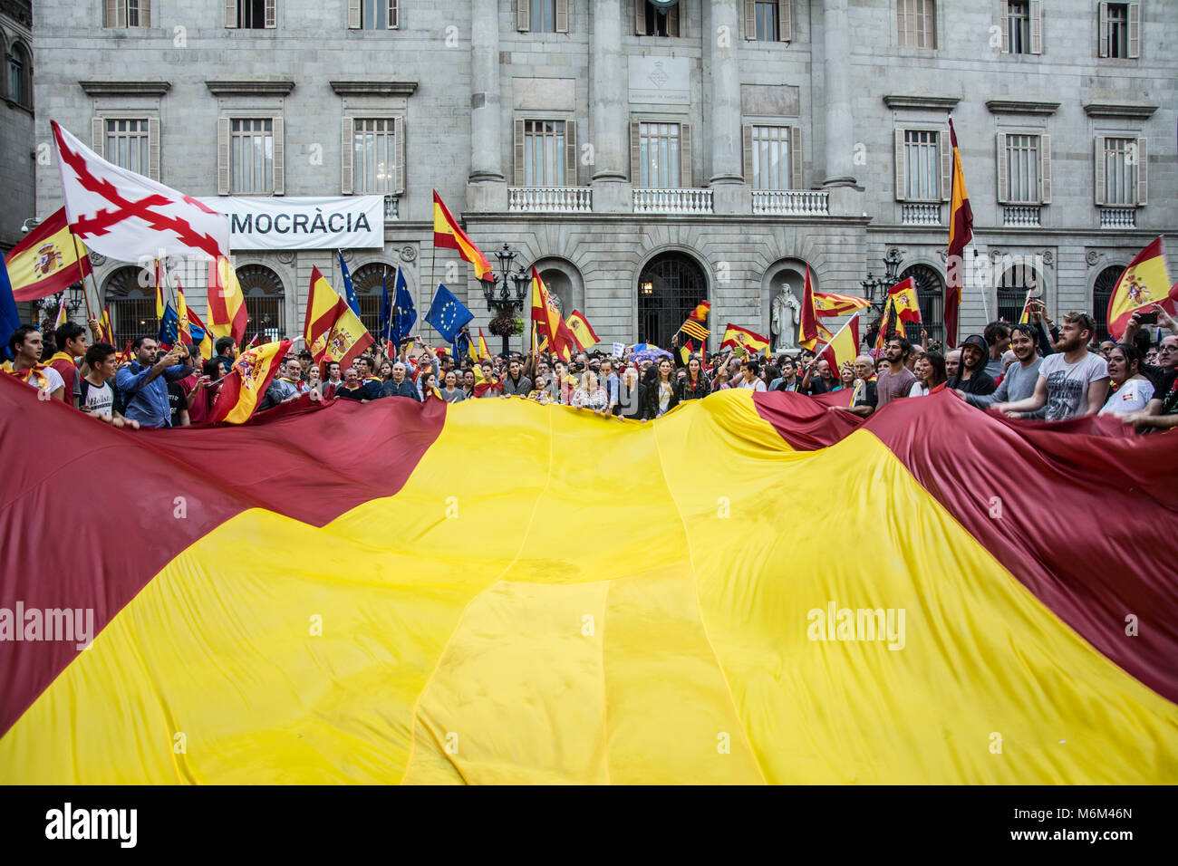 Concentración por la Unidad de España en la Plaza Sant Jaume de Barcelona con Motivo del referéndum del 1 de Mayo. Stockfoto