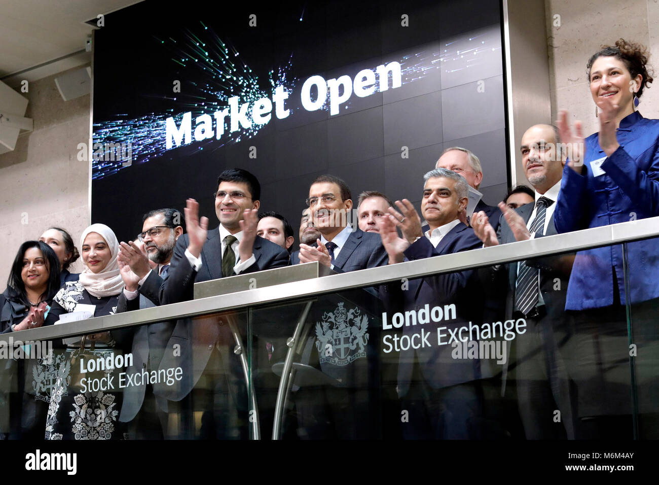 Bürgermeister von London Sadiq Khan an der London Stock Exchange in London bei einem Fotoshooting für die Islamische Entwicklungsbank Förderung der Islamische Finanzsektor und insbesondere der Sukuk, eine Bindung, die dem islamischen Gesetz arbeitet. Stockfoto