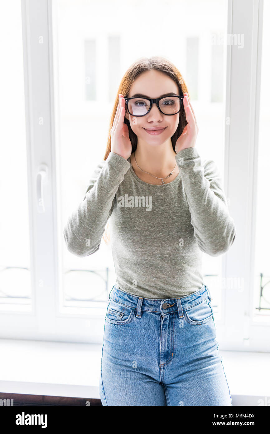 Porträt Frau lächelnd in die Kamera zu Hause Stockfoto