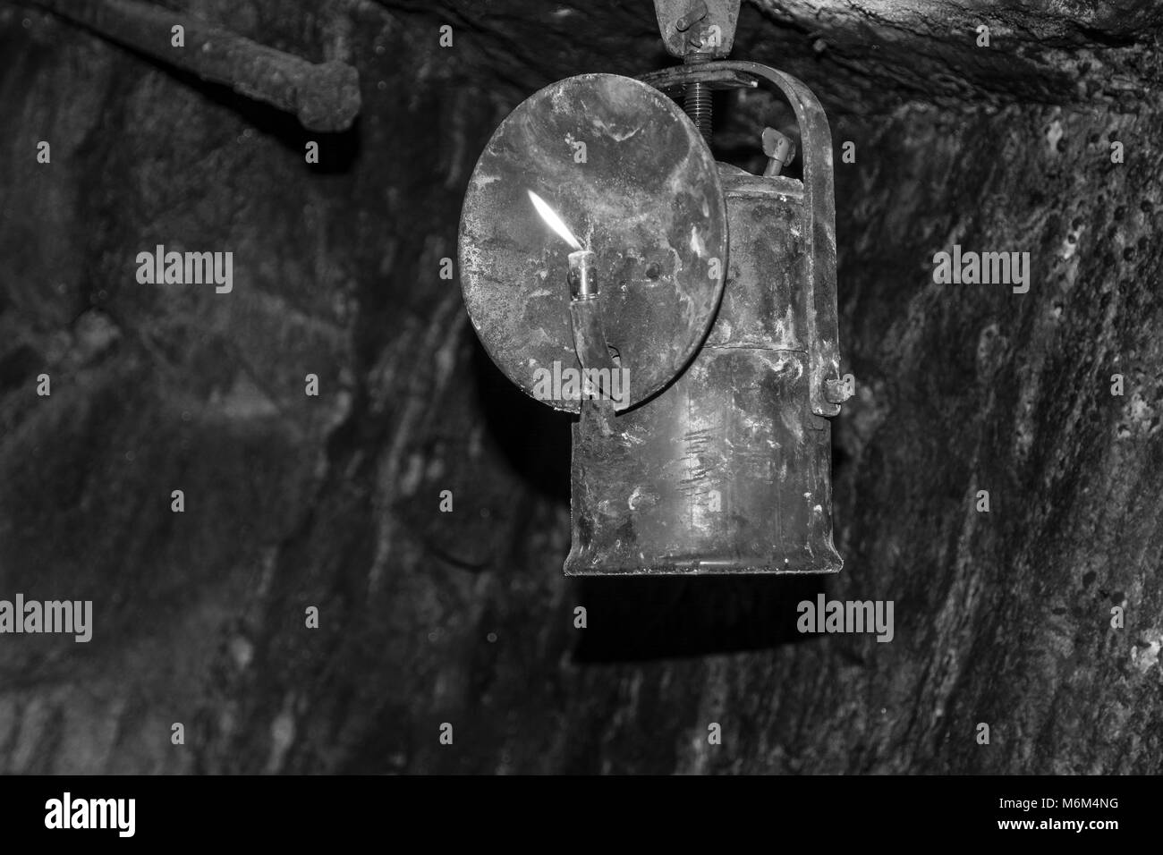 Karbidlampen, oder Acetylen Gaslampen. Es ist eine Art von Lampe, die in der Vergangenheit von Bergleuten verwendet. Es wurde im Jahr 1900 erfunden. Bild in Schwarz und Weiß Stockfoto