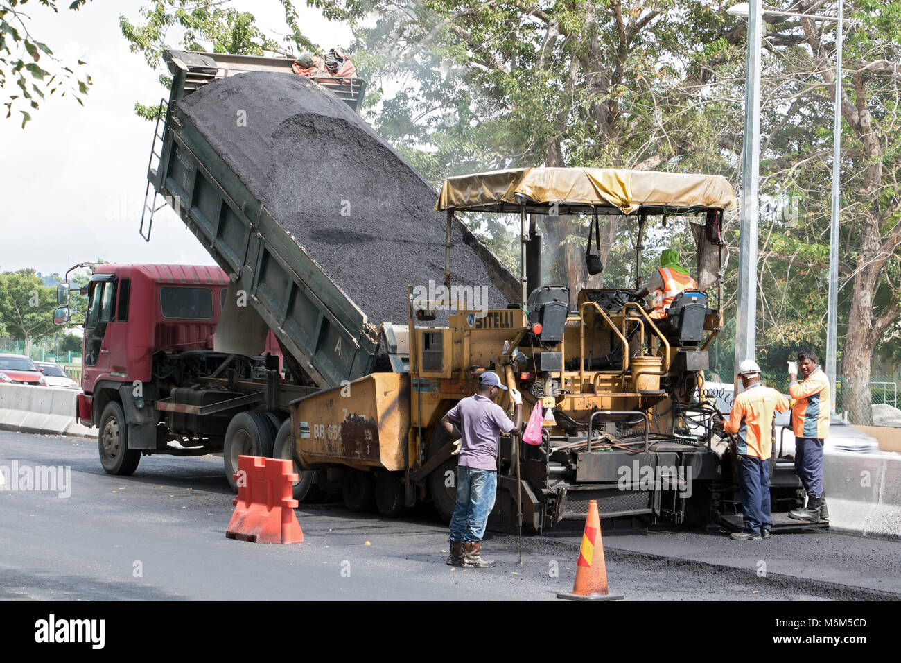 PENANG, MALAYSIA, 10.November 2017, den Asphalt Maschine setzt eine neue Oberfläche - Schicht auf der Straße. Eine belagserneuerung Bau von Straßen. Stockfoto