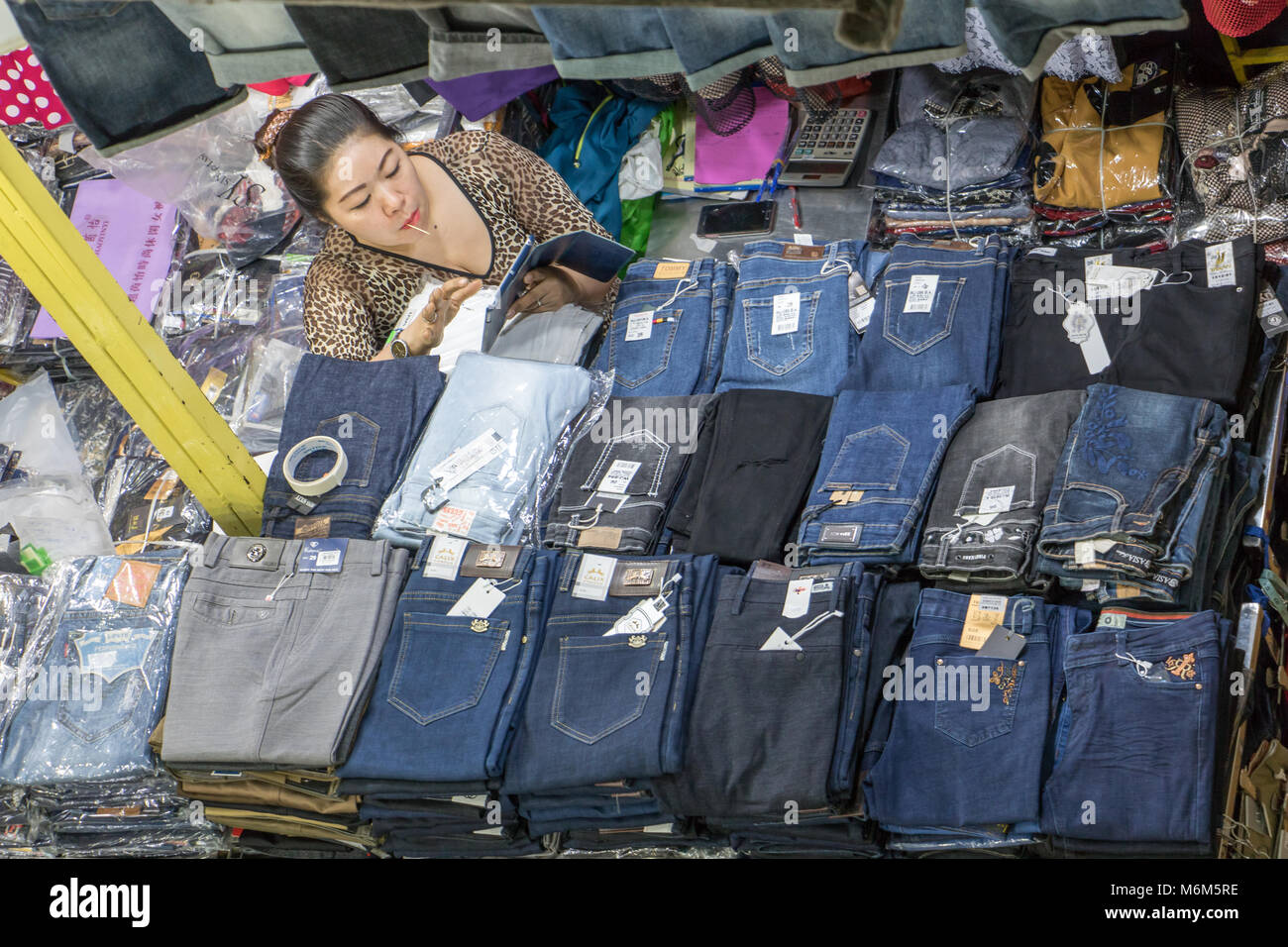 SAIGON, VIETNAM, Dec 18 2017, Frau verkauf Hosen in einem Marktstand. Stockfoto