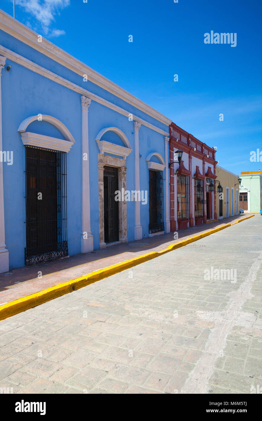 Typische koloniale Straße in Campeche, Mexiko. Historische Festungsstadt Campeche - UNESCO-Weltkulturerbe. Stockfoto