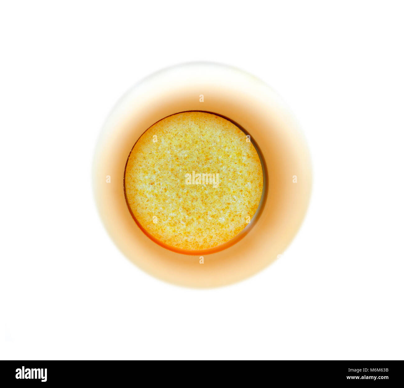 Instant Vitamin Tabletten in einem offenen Rohr. auf weißem Hintergrund. Ergänzungen der gesunden Ernährung, oben zu schließen. Stockfoto