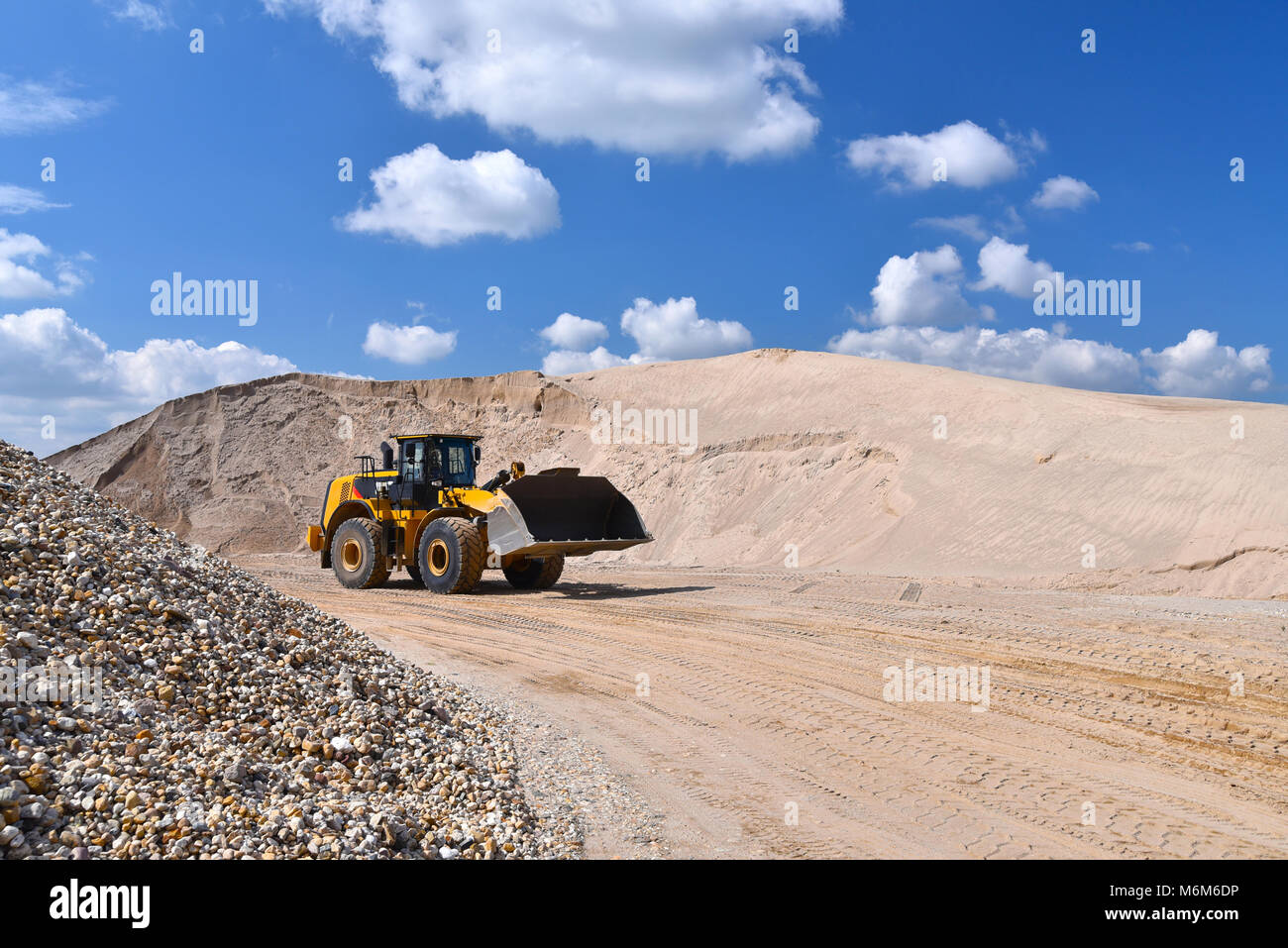 Bergbau in einem offenen Sandkasten für die Produktion von Schotter, Sand  und Kies für den Einsatz in Industrie und Baugewerbe Stockfotografie - Alamy