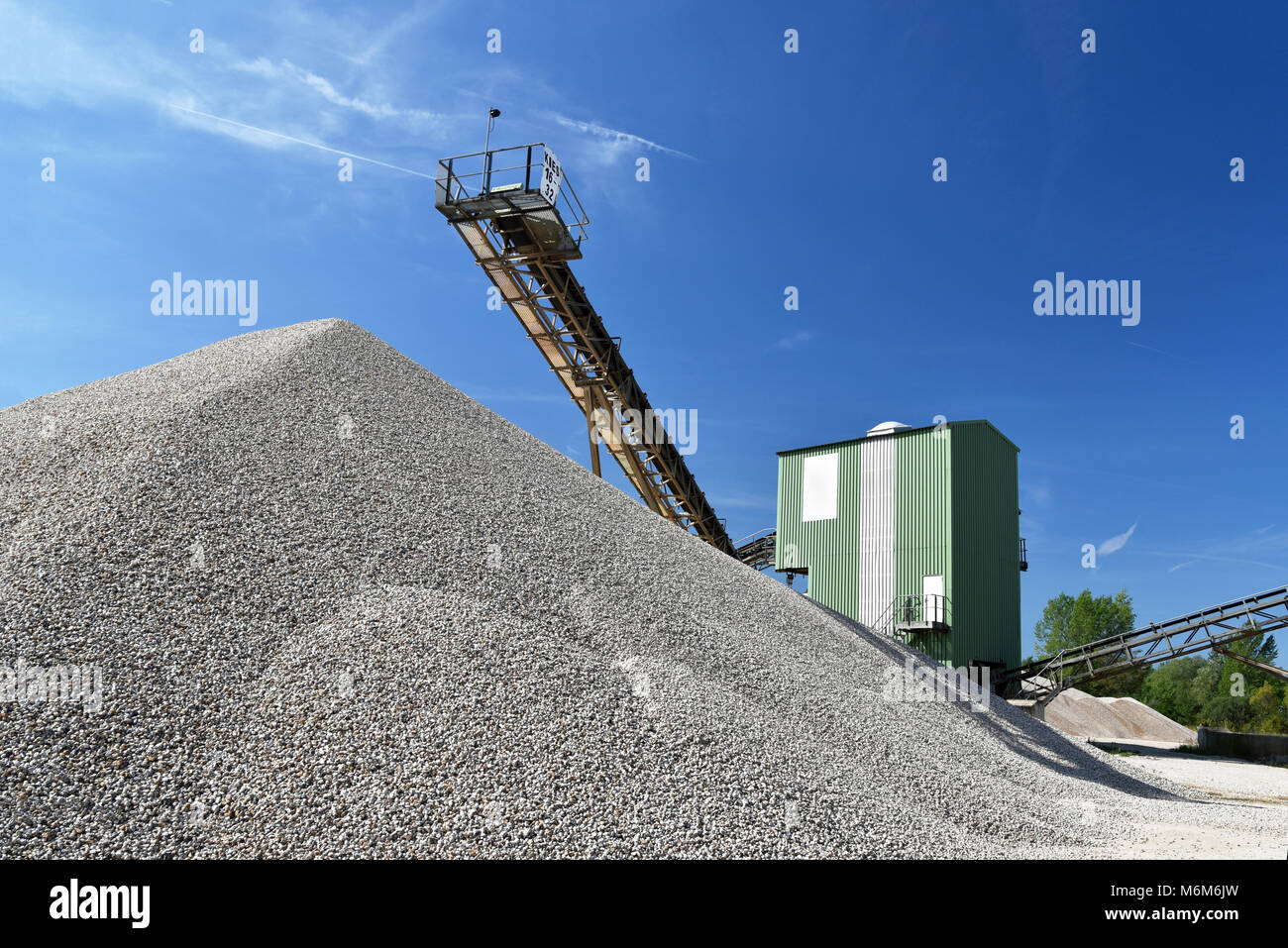 Gebäude- und Förderanlage in einer Kiesgrube - Tagebau für Sand und Kies Stockfoto