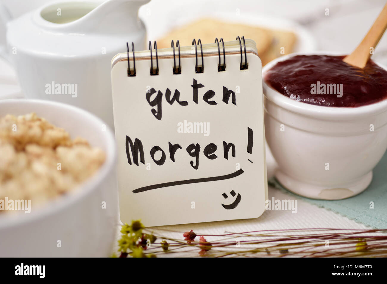 Nahaufnahme von einem Tisch für das Frühstück mit einem Porzellan