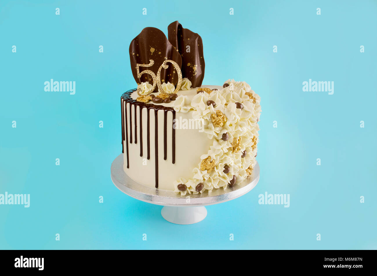 50. Geburtstag Feier rüsche Tropfenfänger Kuchen, Belgische Schokolade, Schokolade Segel Kaffee und Walnuss auf türkis blau grün Hintergrund Stockfoto