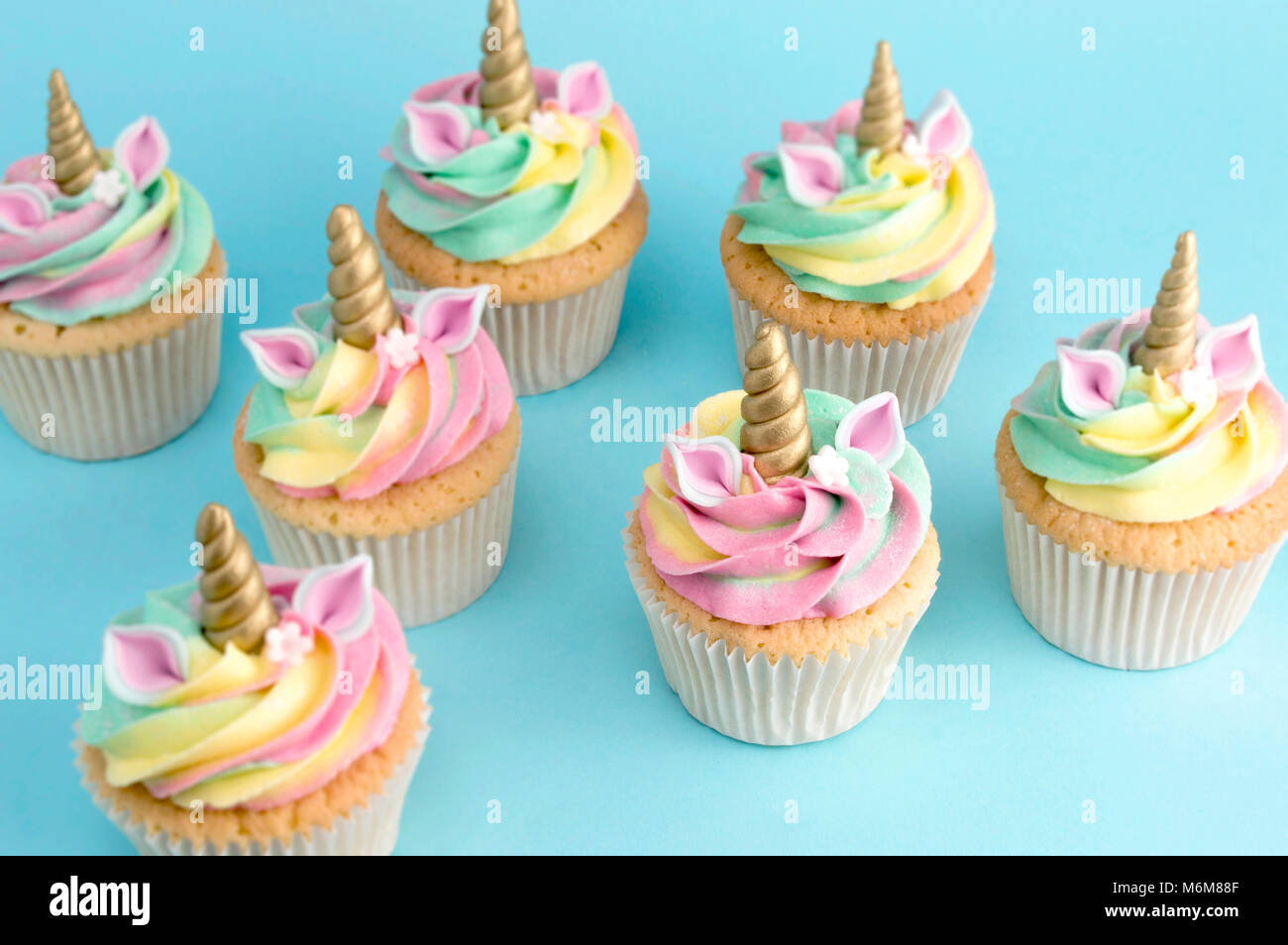 Einhorn buttercream Cupcakes türkis Hintergrund Stockfoto