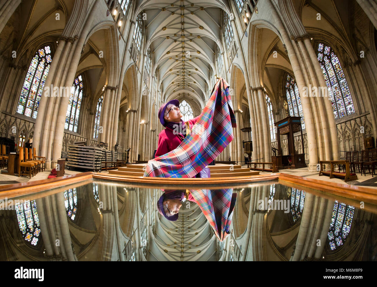 Die designierte Präsidentin Issy Sanderson vom Rotary Club of York Ainsty hält Material im York Minsters North Querschiff, da Nähmaschinen, Bügelbretter und Verpackungsstationen eine Produktionslinie schaffen, in der Freiwillige zusammenkommen, um zu nähen, Produzieren und verpacken Sie feminine Hygiene-Kits für Mädchen und Frauen, die in abgelegenen Gemeinden in wirtschaftlich Entwicklungsländern leben. Stockfoto Die designierte Präsidentin Issy Sanderson vom Rotary Club of York Ainsty hält Material im York Minsters North Querschiff, da Nähmaschinen, Bügelbretter und Verpackungsstationen eine Produktionslinie schaffen, in der Freiwillige zusammenkommen, um zu nähen, Produzieren und verpacken Sie feminine Hygiene-Kits für Mädchen und Frauen, die in abgelegenen Gemeinden in wirtschaftlich Entwicklungsländern leben. Stockfoto