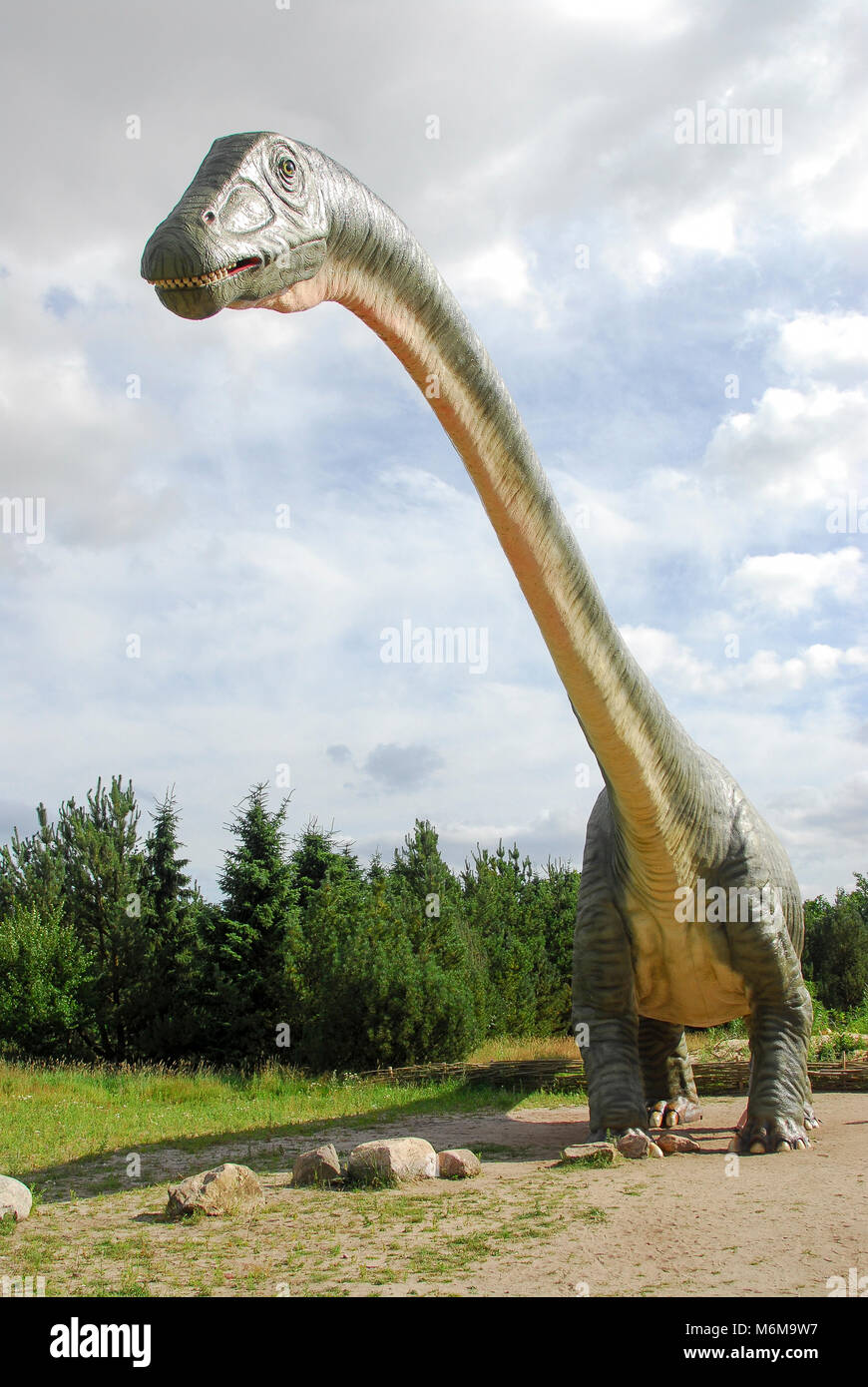 Volle Größe Modell der Dinosaurier Argentinosaurus in Dinosaur Park im Löwenpark in Givskud, Dänemark. August 8 2015. Givsud Zoo ist einer der größten Touris Stockfoto