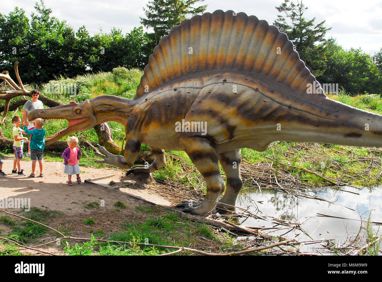 Volle Größe Modell der Spinosaurus Dinosaurier in Dinosaur Park im Löwenpark in Givskud, Dänemark. August 8 2015. Givsud Zoo ist einer der größten touristischen an Stockfoto