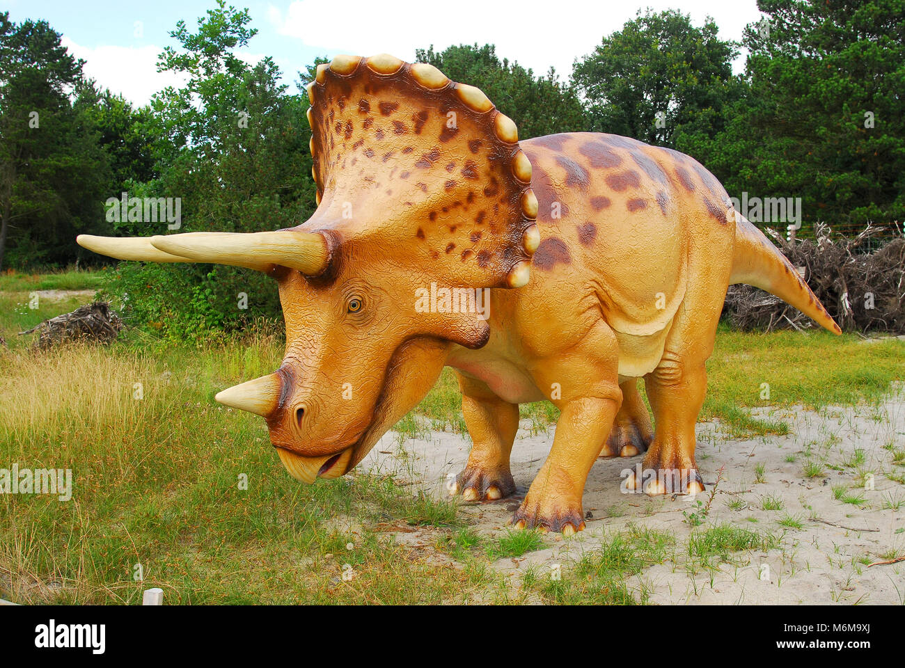 Volle Größe Modell der Triceratops Dinosaurier in Dinosaur Park im Löwenpark in Givskud, Dänemark. August 8 2015. Givsud Zoo ist einer der größten touristischen an Stockfoto