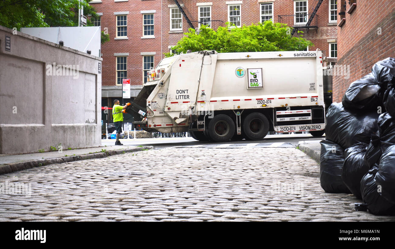 Brooklyn, NY - 7. Juni 2016: New York Abteilung der Abwasserentsorgung Lkw Müll sammelt sich entlang der Straße der Stadt. DSNY ist verantwortlich für Müll und recycl Stockfoto