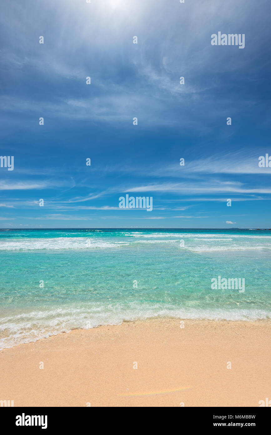 Das schöne Meer und sonnigen Sandstrand Stockfoto