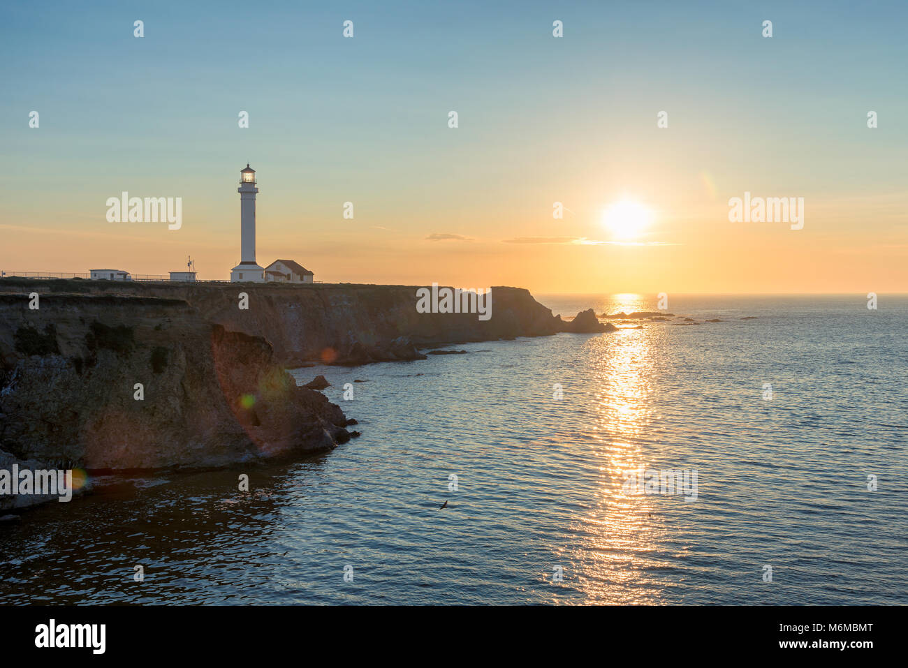 Point Arena Leuchtturm bei Sonnenuntergang in Mendocino County, nördlichen Küste von Kalifornien. Stockfoto