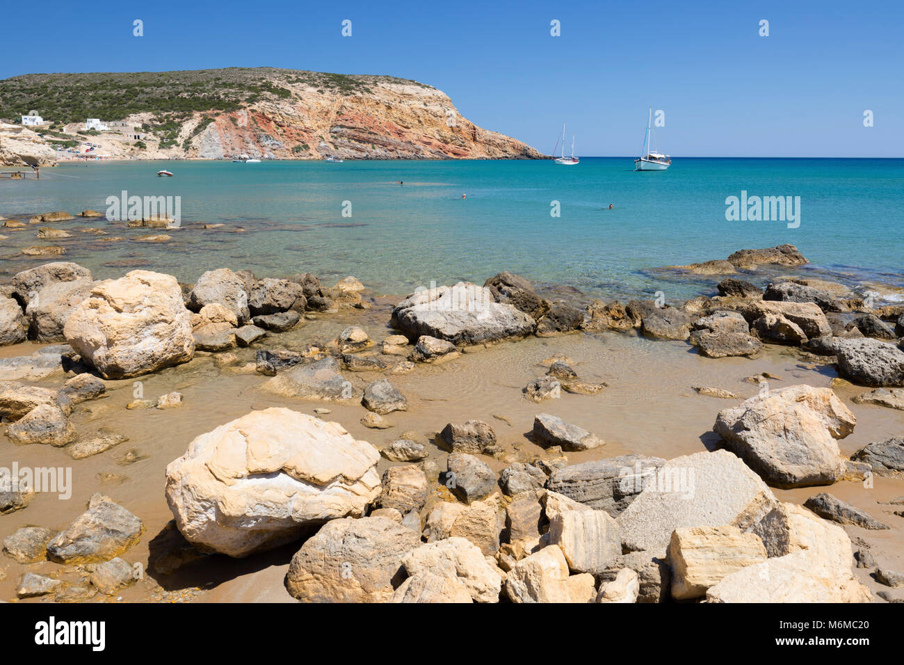 Felsen und klaren türkisblauen Meer mit Yachten an Provatas Beach, Milos, Kykladen, Ägäis, Griechische Inseln; Griechenland; Europa Stockfoto