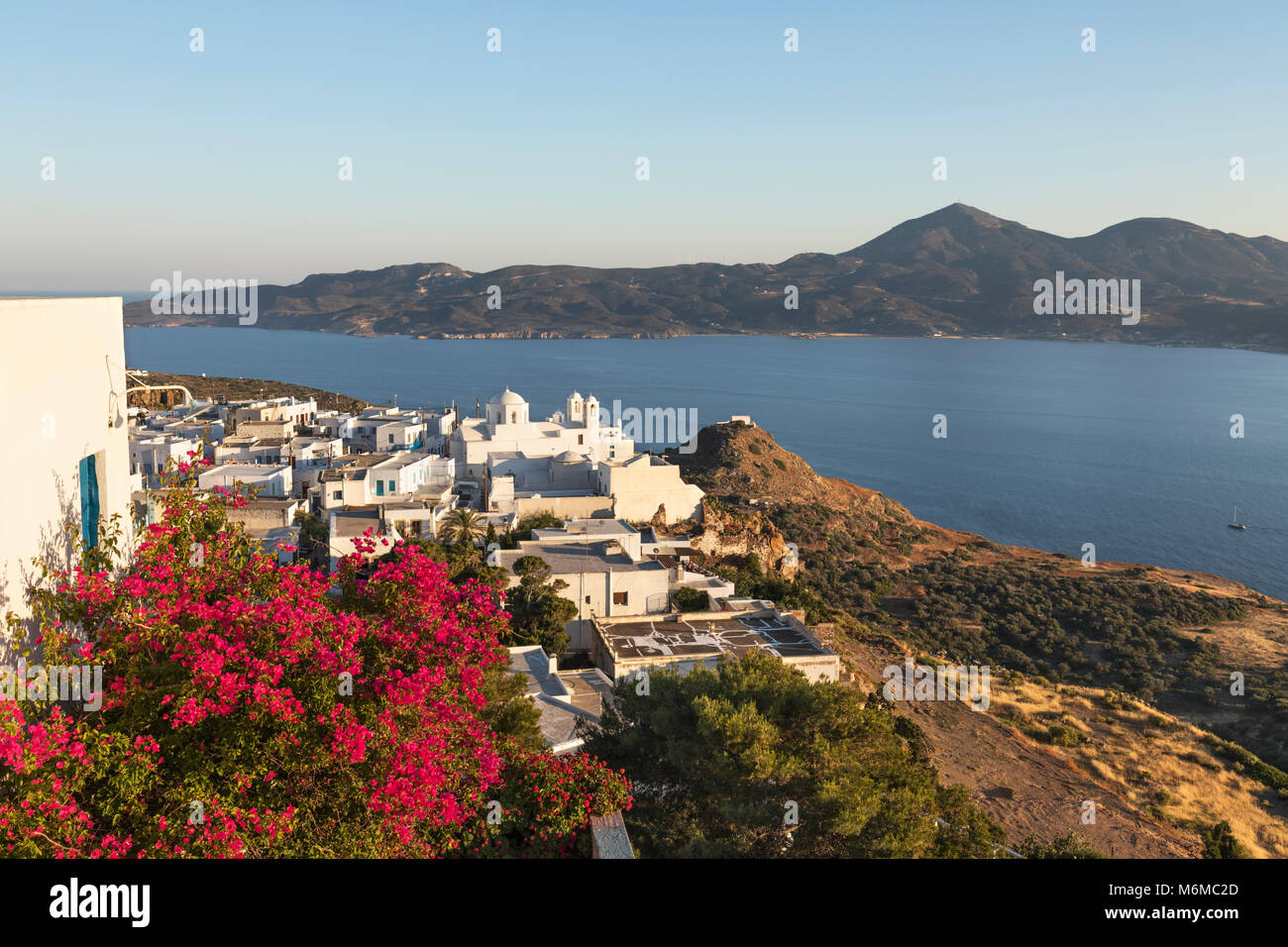 Blick über die Stadt von Plaka und Milos Bay, Plaka, Milos, Kykladen, Ägäis, Griechische Inseln; Griechenland; Europa Stockfoto