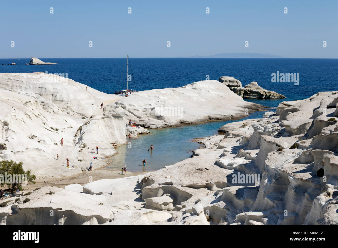 Strand und vulkanische Felsformationen bei sarakiniko an der Nordküste, Sarakiniko, Milos, Kykladen, Ägäis, Griechische Inseln; Griechenland; Europa Stockfoto