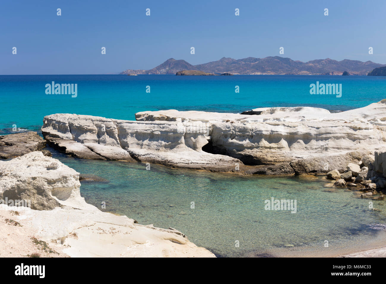 Klares türkises Meer und Felsformationen bei sarakiniko an der Nordküste, Sarakiniko, Milos, Kykladen, Ägäis, Griechische Inseln; Griechenland; Europa Stockfoto