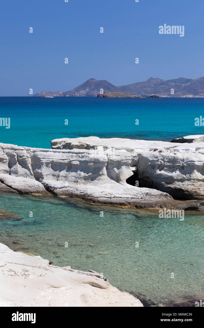 Klares türkises Meer und Felsformationen bei sarakiniko an der Nordküste, Sarakiniko, Milos, Kykladen, Ägäis, Griechische Inseln; Griechenland; Europa Stockfoto